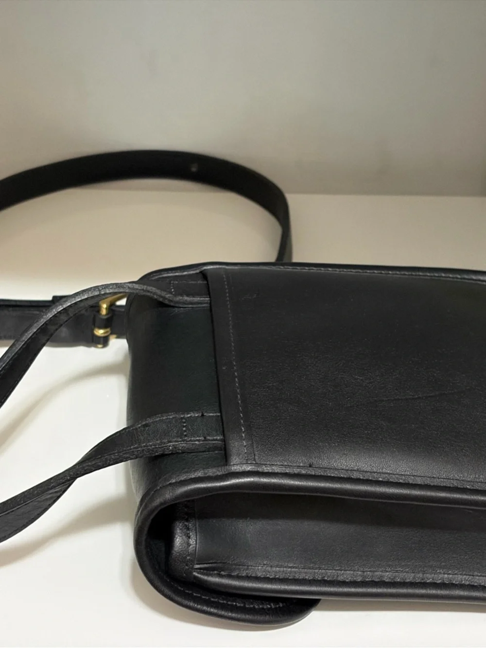 Pristine Vintage Coach Small Sidepack (#9978) Black Leather with Brass Turnlock - Picture 4 of 13